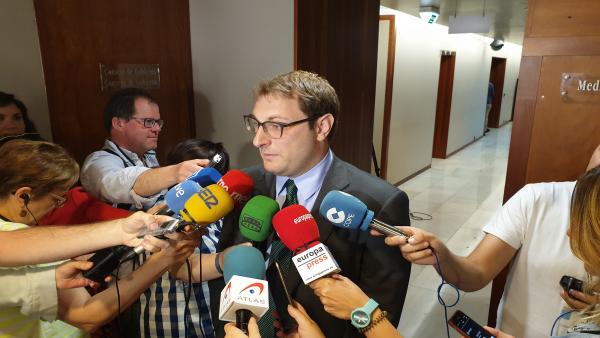 El diputado de Foro, Adrián Pumares, atiende a los medios. El diputado de Foro, Adrián Pumares, atiende a los medios.