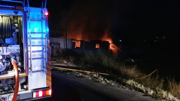 BOMBEROS SOFOCAN EL INCENDIO EN UNA NAVE CON VEHÍCULOS EN EL CAMINO VIEJO DE ELCHE BOMBEROS SOFOCAN EL INCENDIO EN UNA NAVE CON VEHÍCULOS EN EL CAMINO VIEJO DE ELCHE