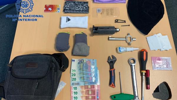 Nota De Prensa Y Fotografía:'La Policía Nacional Detiene A Dos Hombres En Un Autobús Que Habían Cometido Un Robo Con Fuerza En Un Domicilio' Nota De Prensa Y Fotografía:'La Policía Nacional Detiene A Dos Hombres En Un Autobús Que Habían Cometido Un Robo Con Fuerza En Un Domicilio'