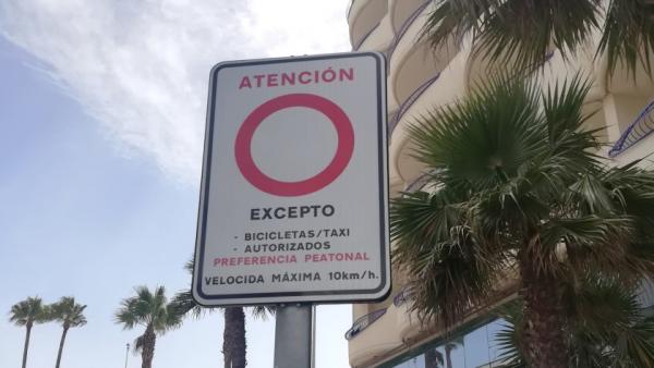 Imagen de un placa de tráfico en Cádiz sobre limitación de velocidad por la presencia de peatones. Imagen de un placa de tráfico en Cádiz sobre limitación de velocidad por la presencia de peatones.