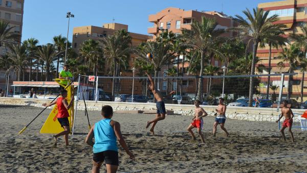 Imagen del torneo de voley playa en la playa de El Palmeral en Almería. Imagen del torneo de voley playa en la playa de El Palmeral en Almería.