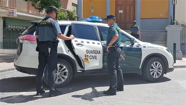 Vehículo de la Guardia Civil con agentes. Vehículo de la Guardia Civil con agentes.