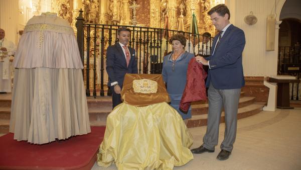 Bendición del pañito y del capote de la Virgen, que tuvo lugar la noche del viernes en el Santuario del Rocío. Bendición del pañito y del capote de la Virgen, que tuvo lugar la noche del viernes en el Santuario del Rocío.
