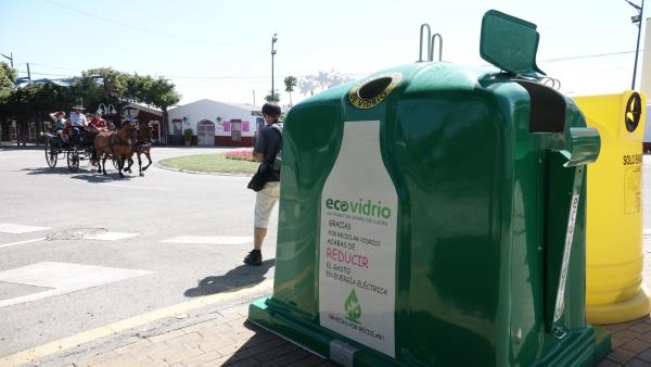 Contenedores de reciclaje de vidrio en el recinto ferial. Contenedores de reciclaje de vidrio en el recinto ferial.