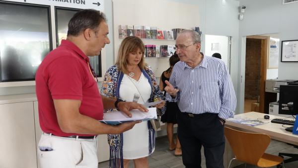 El alcalde, Francisco de la Torre, visita, junto a la concejala de Turismo y Promoción de la Ciudad, Rosa Sánchez, la oficina de Turismo de la Plaza de la Marina El alcalde, Francisco de la Torre, visita, junto a la concejala de Turismo y Promoción de la Ciudad, Rosa Sánchez, la oficina de Turismo de la Plaza de la Marina