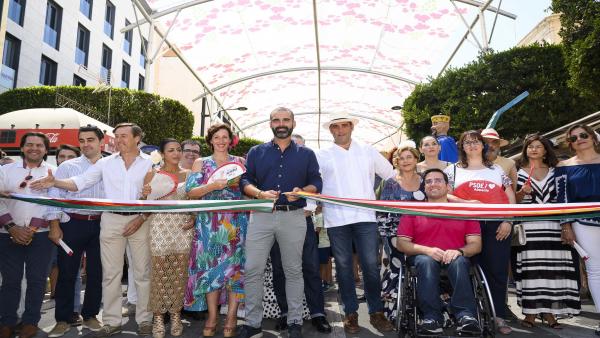 El alcalde de Almería, Ramón Fernández-Pacheco, corta la cinta inaugural de la Feria del Mediodía. El alcalde de Almería, Ramón Fernández-Pacheco, corta la cinta inaugural de la Feria del Mediodía.