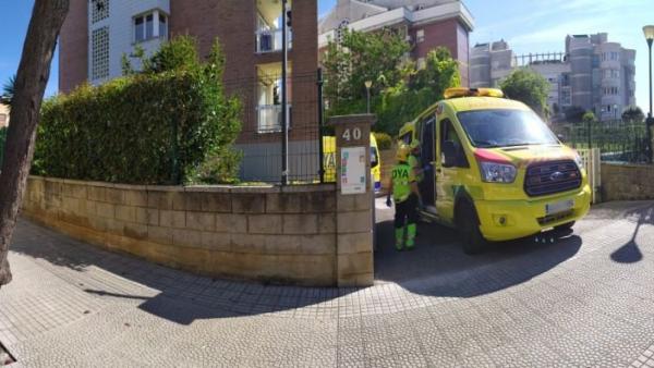 Herido por traumatismo craneoencefálico al caerle cascotes de una fachada en Castro Herido por traumatismo craneoencefálico al caerle cascotes de una fachada en Castro