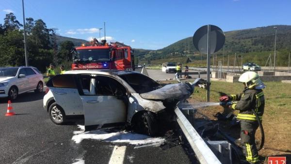Un coche se sale de la vía y se incendia en la A-67 Un coche se sale de la vía y se incendia en la A-67