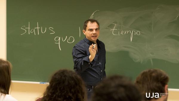 El dramaturgo Alberto Conejero imparte un taller de escritura dramática en la Universidad de Jaén. El dramaturgo Alberto Conejero imparte un taller de escritura dramática en la Universidad de Jaén.