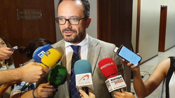 El diputado de Vox Ignacio Blanco atiende a los medios. El diputado de Vox Ignacio Blanco atiende a los medios.