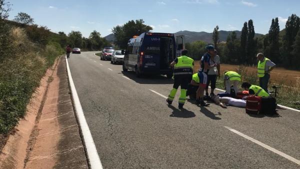 Personal sanitario atiende al ciclista que ha sufrido una caída. Personal sanitario atiende al ciclista que ha sufrido una caída.
