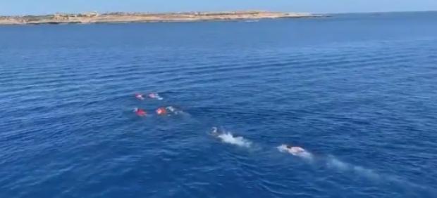 Inmigrantes del Open Arms intentan llegar a nado a Lampedusa