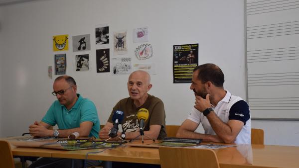 De izquierda a derecha el responsable de la Casa de la Cultura de Lugones, Óscar Caso; el dramaturgo y director, Etelvino Vázque; y el alcalde de Siero, Angel García. De izquierda a derecha el responsable de la Casa de la Cultura de Lugones, Óscar Caso; el dramaturgo y director, Etelvino Vázque; y el alcalde de Siero, Angel García.