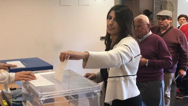 La candidata de Ciudadanos a la Alcaldía de Santiago, María Vilas, votando. La candidata de Ciudadanos a la Alcaldía de Santiago, María Vilas, votando.