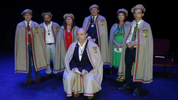 Antonio Resines, cofrade de honor de la Cofradía del Hojaldre de Torrelavega Antonio Resines, cofrade de honor de la Cofradía del Hojaldre de Torrelavega