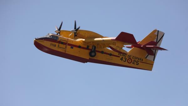 Un hidroavión recoge agua del pantano de Burguillos, Ávila para extinguir un fuego. Un hidroavión recoge agua del pantano de Burguillos, Ávila para extinguir un fuego.