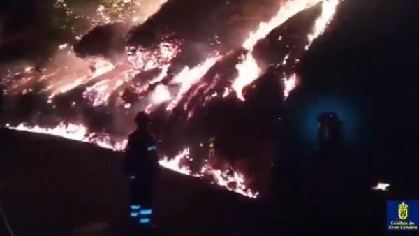 El incendio de Gran Canaria, "imparable", quema 3.400 hectáreas El incendio de Gran Canaria, "imparable", quema 3.400 hectáreas