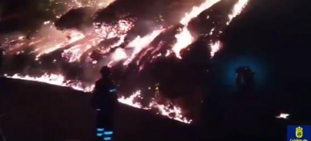 El incendio de Gran Canaria, "imparable", quema 3.400 hectáreas