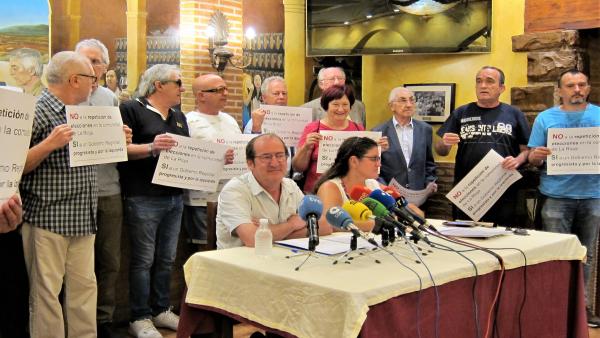 Miembros del movimiento ciudadano durante la presentación de la iniciativa esta mañana Miembros del movimiento ciudadano durante la presentación de la iniciativa esta mañana