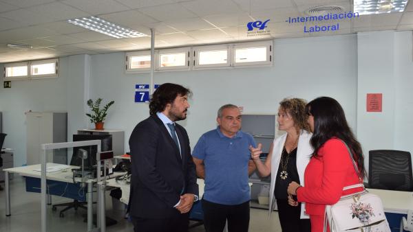 El consejero de Empleo; el director de la Oficina de Empleo de Murcia-Sur, Pedro Durán; la subdirectora de Empleo del SEF, María Ángeles Rodríguez, y la secretaria general de la Consejería, Elena Avilés (archivo) El consejero de Empleo; el director de la Oficina de Empleo de Murcia-Sur, Pedro Durán; la subdirectora de Empleo del SEF, María Ángeles Rodríguez, y la secretaria general de la Consejería, Elena Avilés (archivo)