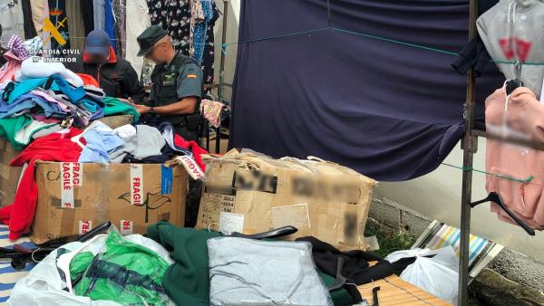 Prendas de ropa intervenidas en el mercado de Oriñón por estar, supuestamente, falsificadas Prendas de ropa intervenidas en el mercado de Oriñón por estar, supuestamente, falsificadas