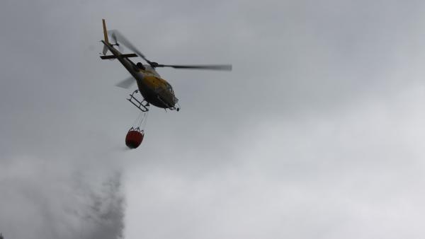 Helicóptero de extinción realizando una descarga. Helicóptero de extinción realizando una descarga.