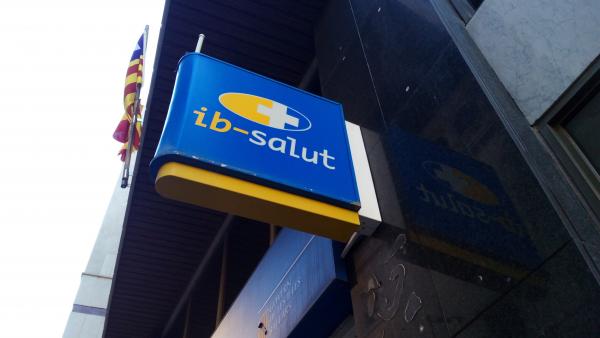El logo del IbSalut en la oficina de calle Reina Esclaramunda de Palma. El logo del IbSalut en la oficina de calle Reina Esclaramunda de Palma.
