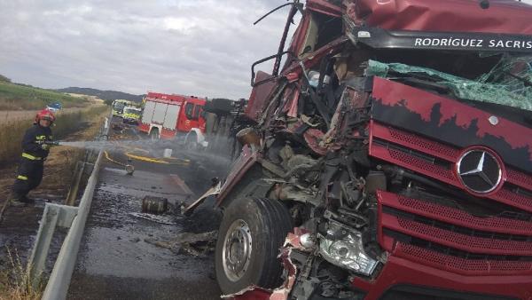 Colisión en la provincia de Palencia entre un camión de transporte de cerdos y un microbús. Colisión en la provincia de Palencia entre un camión de transporte de cerdos y un microbús.