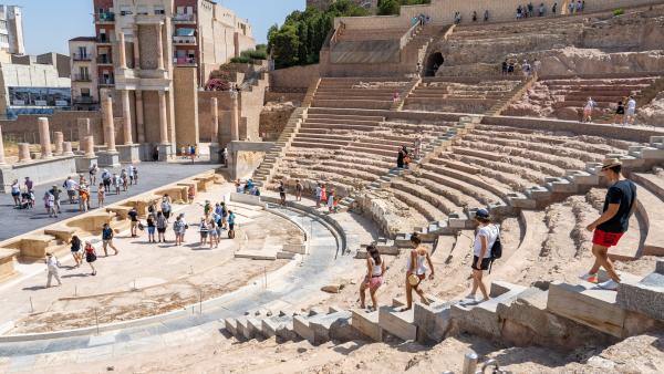 Turistas visitando el Teatro Romano de Cartagena Turistas visitando el Teatro Romano de Cartagena