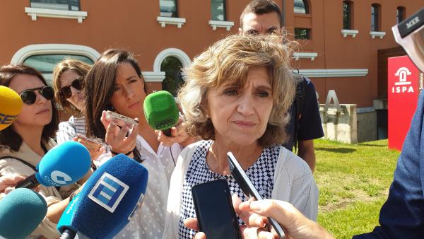 La ministra de Sanidad en funciones, María Luisa Carcedo, atiende a los medios en la Finba, en Oviedo. La ministra de Sanidad en funciones, María Luisa Carcedo, atiende a los medios en la Finba, en Oviedo.