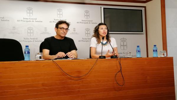 Orlando Fernández y Nuria Rodríguez de Podemos en rueda de prensa. Orlando Fernández y Nuria Rodríguez de Podemos en rueda de prensa.
