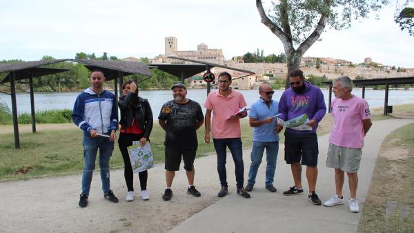 El concejal Pablo Novo, en el centro, junto a los representantes vecinales y de Morena Reggae Vibes. El concejal Pablo Novo, en el centro, junto a los representantes vecinales y de Morena Reggae Vibes.