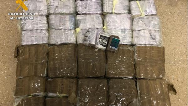 Hachís incautado en el doble fondo de un vehículo en La Mamola Hachís incautado en el doble fondo de un vehículo en La Mamola