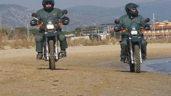 Agentes de la Guardia Civil, en una playa, en una foto de archivo Agentes de la Guardia Civil, en una playa, en una foto de archivo