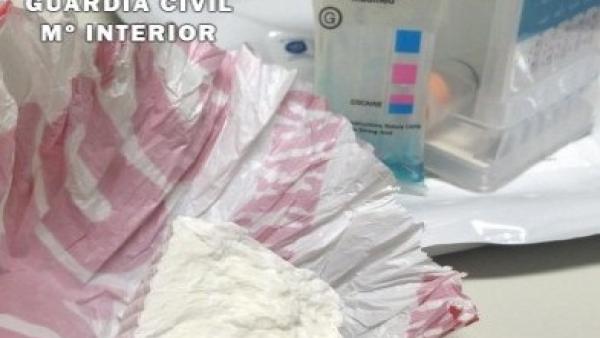 Cocaína intervenida por la Guardia Civil en el interior del vehículo. Cocaína intervenida por la Guardia Civil en el interior del vehículo.