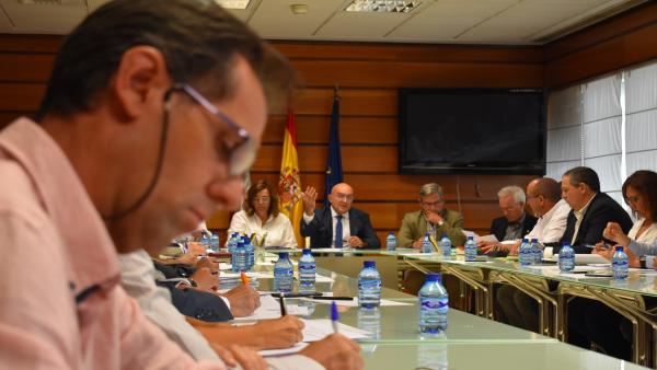 Carnero (en el centro de la imagen, al fondo), preside la reunión del Grupo de Trabajo contra el topillo. Carnero (en el centro de la imagen, al fondo), preside la reunión del Grupo de Trabajo contra el topillo.