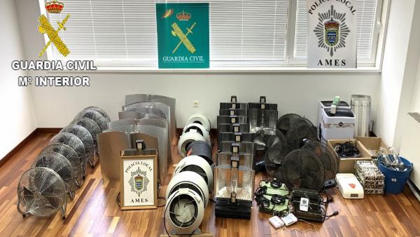 Detenida una vecina de Ames (A Coruña) por una plantación de marihuana descubierta al tratar dos conocidos de entrar por error en otra vivienda próxima a la suya. Detenida una vecina de Ames (A Coruña) por una plantación de marihuana descubierta al tratar dos conocidos de entrar por error en otra vivienda próxima a la suya.