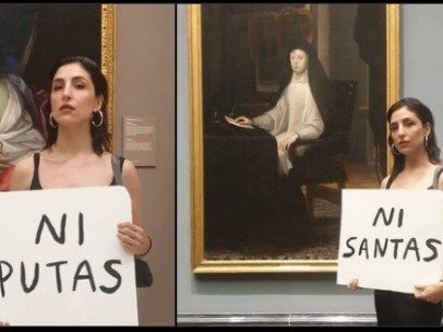 La tuitera Monstruo Espagueti frente a dos cuadros del Museo del Prado