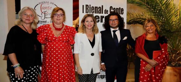 Representantes de la Junta de Andalucía y organizadores de la I Bienal de Cante de Jerez