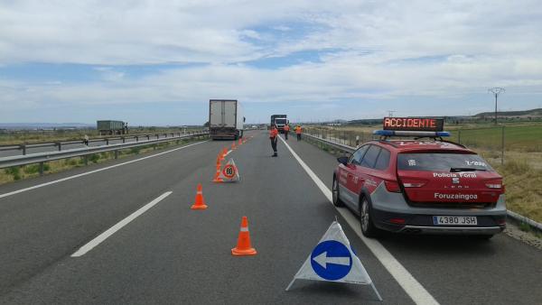 Un camión atraviesa la mediana de la A68 y circula 100 metros en dirección contraria Un camión atraviesa la mediana de la A68 y circula 100 metros en dirección contraria