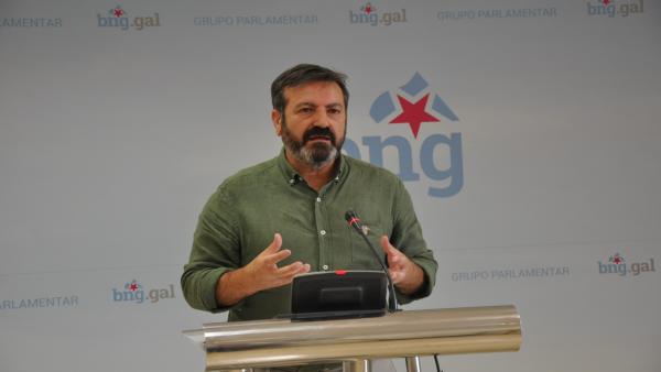 El diputado nacionalista Luís Bará durante la rueda de prensa. El diputado nacionalista Luís Bará durante la rueda de prensa.