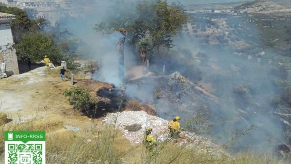Bomberos trabajan en las labores de extinción del incendio forestal del paraje Peñas Blancas. Bomberos trabajan en las labores de extinción del incendio forestal del paraje Peñas Blancas.