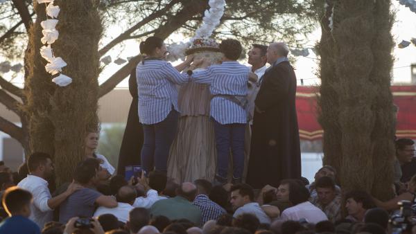 Tapan el rostro a la Virgen del Rocío con el pañito y le ponen el guardapolvo antes de iniciar su camino a Almonte. Tapan el rostro a la Virgen del Rocío con el pañito y le ponen el guardapolvo antes de iniciar su camino a Almonte.