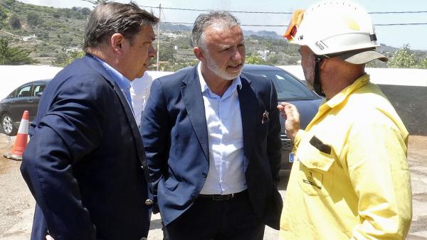 El ministro de Agricultura Luis Planas y el presidente de Canarias Ángel Víctor Torres visitan el puesto de mando avanzado para seguir la evolución del incendio en Gran Canaria. El ministro de Agricultura Luis Planas y el presidente de Canarias Ángel Víctor Torres visitan el puesto de mando avanzado para seguir la evolución del incendio en Gran Canaria.
