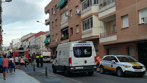 Bomberos y medios sanitarios en la atención de un incendio en la calle Pedro María Plano de Mérida Bomberos y medios sanitarios en la atención de un incendio en la calle Pedro María Plano de Mérida