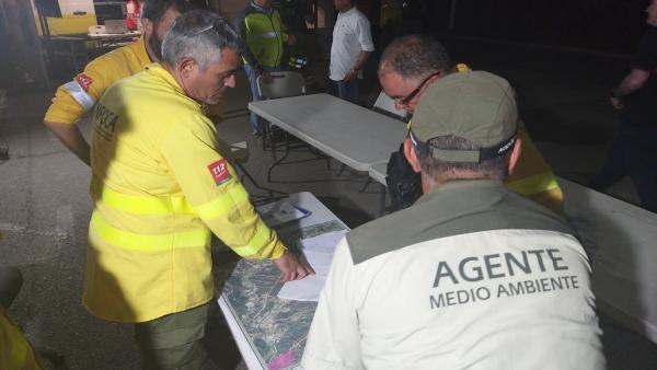 Efectivos trabajan en el incendio forestal declarado en Estepona Efectivos trabajan en el incendio forestal declarado en Estepona