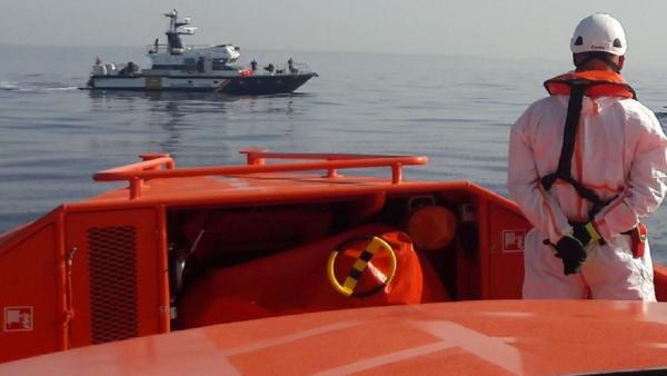Vista desde la Salvamar Alnitak de Salvamento Marítimo de un patrullero de la Guardia Civil Vista desde la Salvamar Alnitak de Salvamento Marítimo de un patrullero de la Guardia Civil