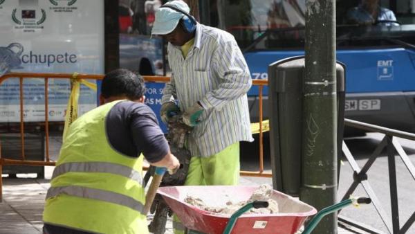 Inmigrantes trabajando en una obra Inmigrantes trabajando en una obra