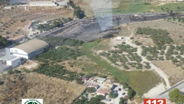 Bomberos controlan un incendio de matorral declarado en una rambla en la antigua carretera de entrada a Cieza Bomberos controlan un incendio de matorral declarado en una rambla en la antigua carretera de entrada a Cieza
