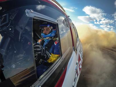 Fernando Alonso piltota el coche del Dakar